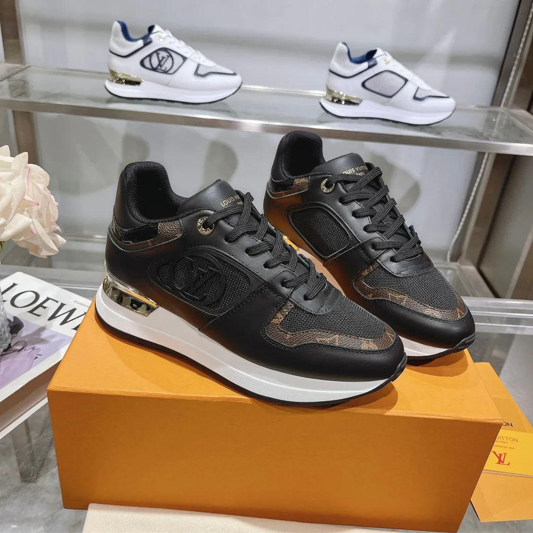 [L Family] P: 760💰Size 35-42 for women, 39-46 for men, (41.42 for women, 45.46 for men, customized) .LV Donkey Brand 🔥🔥LOUIS VUITTON Louis Vuitton's official website synchronizes the 2025 autumn and winter couple's models, which are now on the market, this Neo Run Away sneakers are inspired by running shoes, integrating LV's iconic must-have shoes into the trend. This version is a 1:1 replica of the original version. It is made of two-tone calfskin to highlight its simple lines and unique wedge outsole. Key details include the LV initials on the side and an engraved gold heel stabilizer on the back plus a 2cm hidden insole.